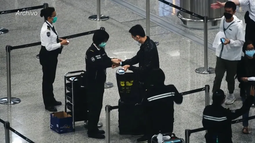 China lanza "pasaporte sanitario" y crece polémica en Europa por la vacuna rusa