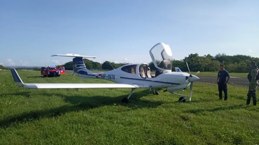 Aeronave privada sufre percance y se sale de la pista durant