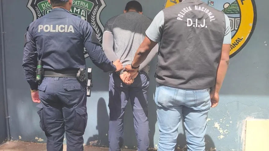 De acuerdo con información suministrada por la Policía Nacional, el caso se remonta al año 2025, cuando el hombre fue señalado por presuntos delitos sexuales en perjuicio de una menor, hechos que habrían ocurrido mientras se desempeñaba como docente en un centro educativo.