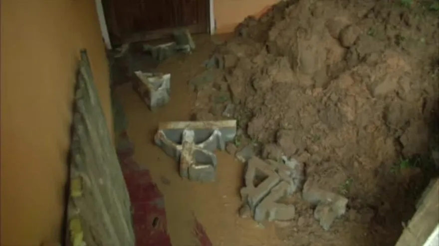 Evacúan a varias familias por deslizamientos en Coclé