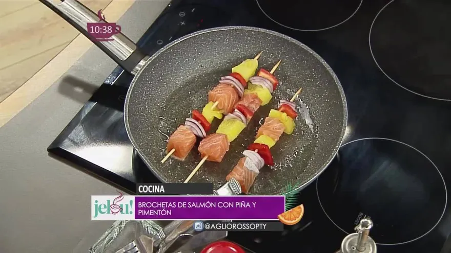 Brochetas de salmón con piña y pimentón