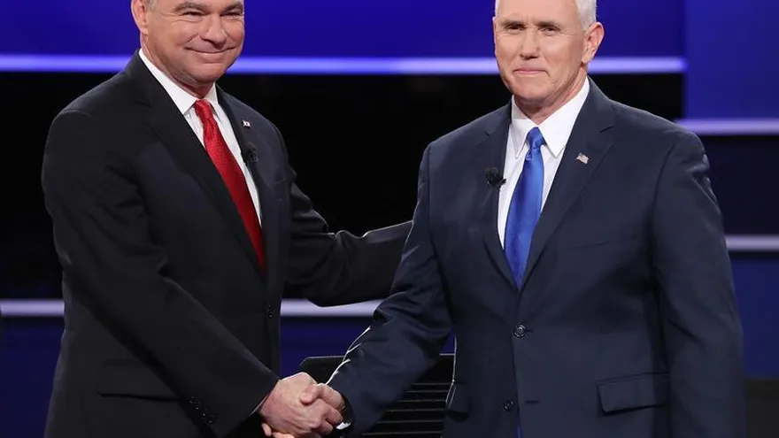 Los candidatos a la Vicepresidencia de EE.UU., el republicano Mike Pence (d) y el demócrata Tim Kaine (i), se saludan antes del único debate, este 4 de octubre de 2016, en Farmwille (EE.UU.). EFE
