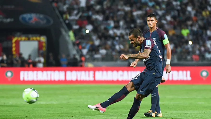 Dani Alves hace un tiro a portería que se convirtió en el gol del empate parcial para el PSG