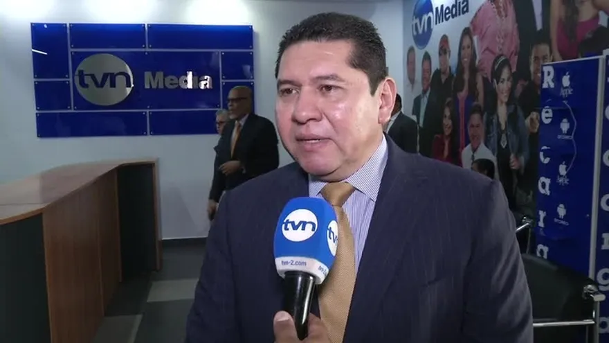 Diputado De León reacciona a cuestionamientos por contratos en la AN