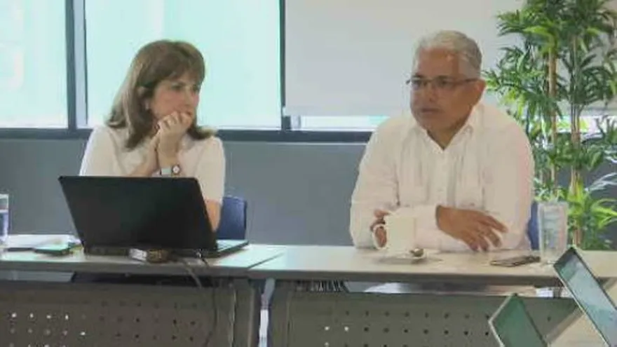 El Alcalde de la ciudad de Panamá, José Isabel Blandón (d) y Mónica Alvarado del PNUD (i) explican la agenda de actividades para la celebración de "Panamá 500 años"