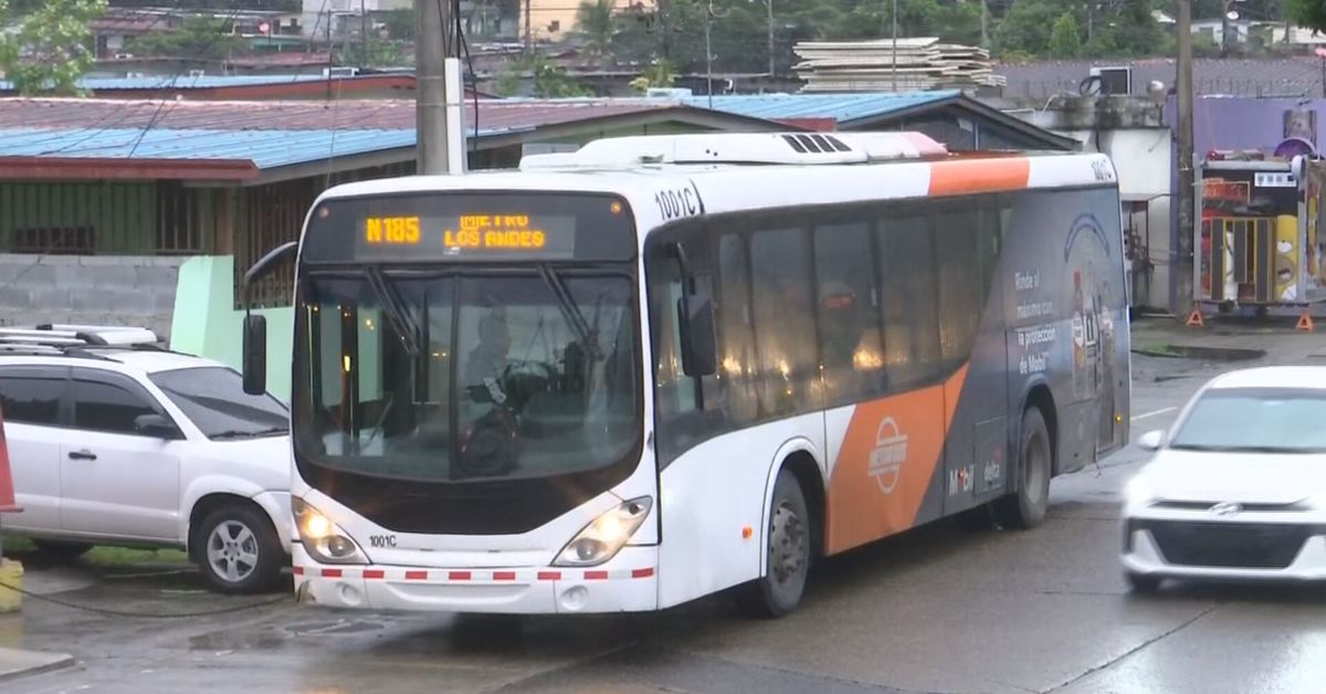 Bala alcanza autobús en Rana de Oro y deja dos pasajeros heridos