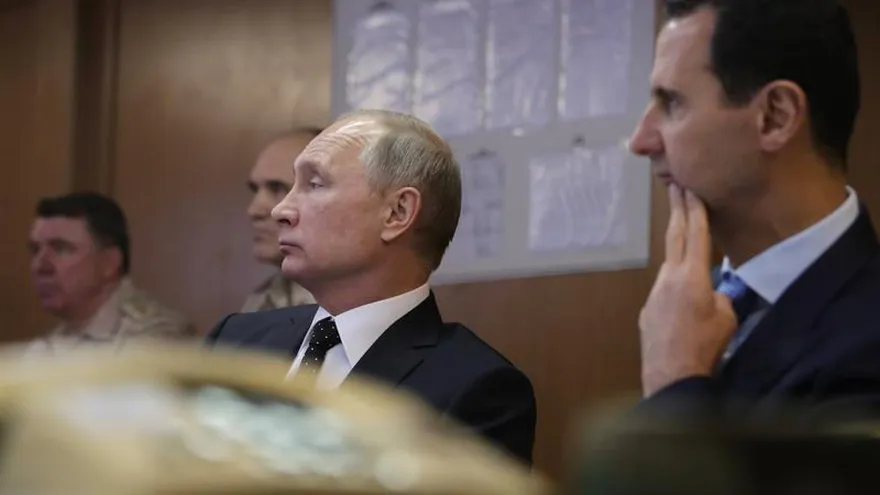 El presidente ruso, Vladímir Putin (i), y su homólogo sirio, Bachar al Asad (d), visitan la base aérea de Hmeimym (Siria), hoy 11 de diciembre de 2017.