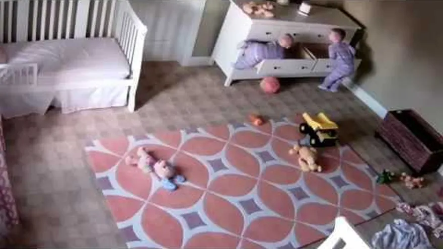 Video del momento que un bebé rescata a su hermano