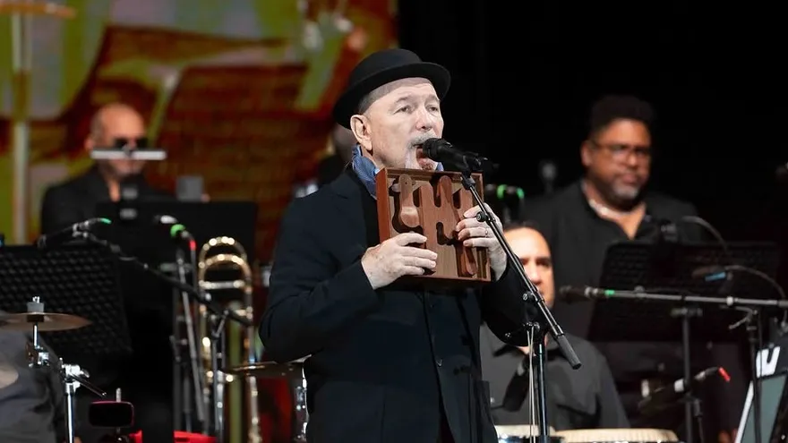Rubén Blades recibiendo su premio en Pirineos Sur