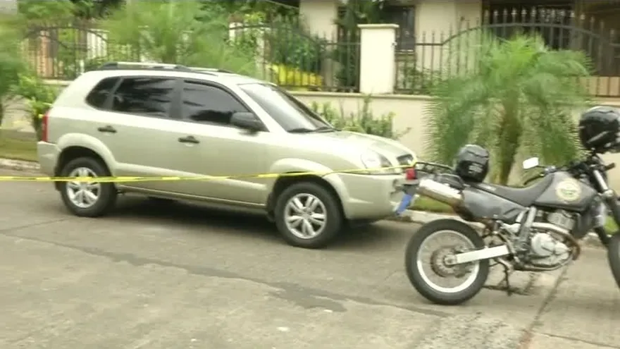 Abandonan vehículo en Altos del Hipódromo