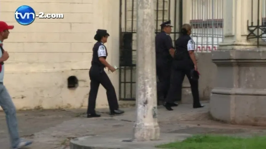 Estudiantes del IN regresan a clases en medio de fuerte vigilancia policial