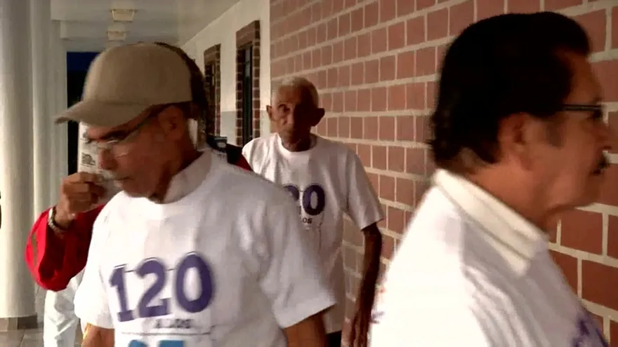 El ministro de Desarrollo Social, Alcibiades Vásquez explica de qué se trata de la depuración del sistema del Programa 120 a los 65.