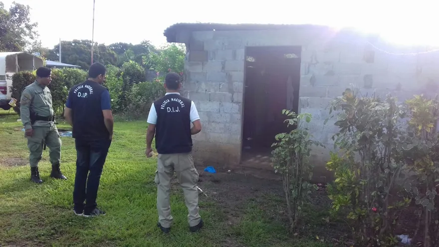 Los agentes policiales buscaban droga y armas de fuego.