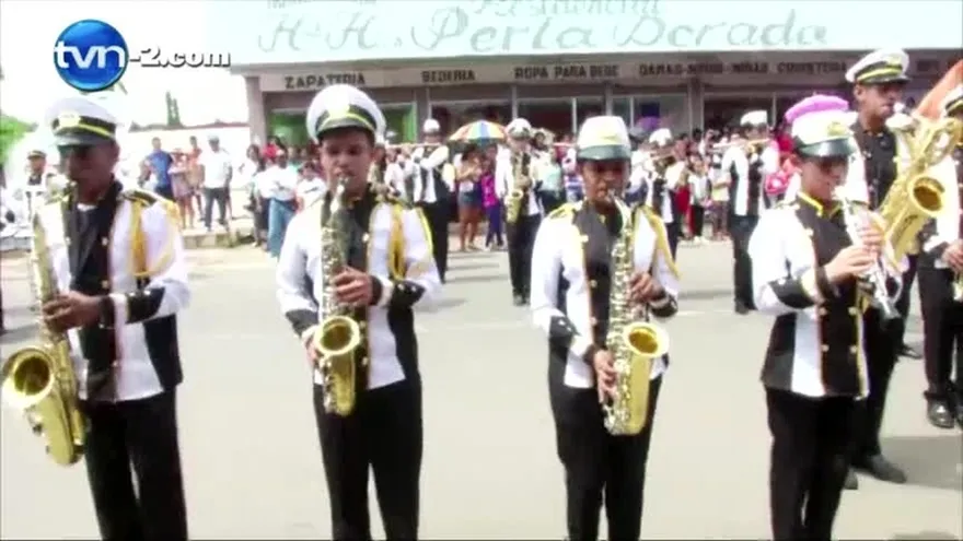 Empolleradas y violines en desfile de Aguadulce
