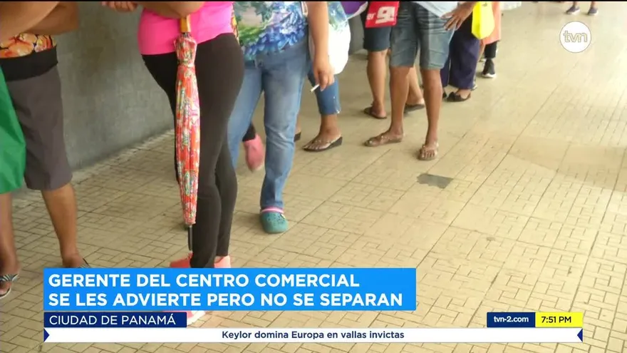 Hoy día de compras para las mujeres, largas filas sin control de distanciamiento físico