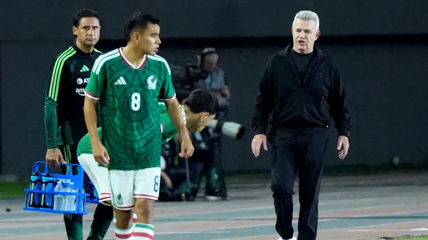 Javier Aguirre observando las acciones del Panamá vs México
