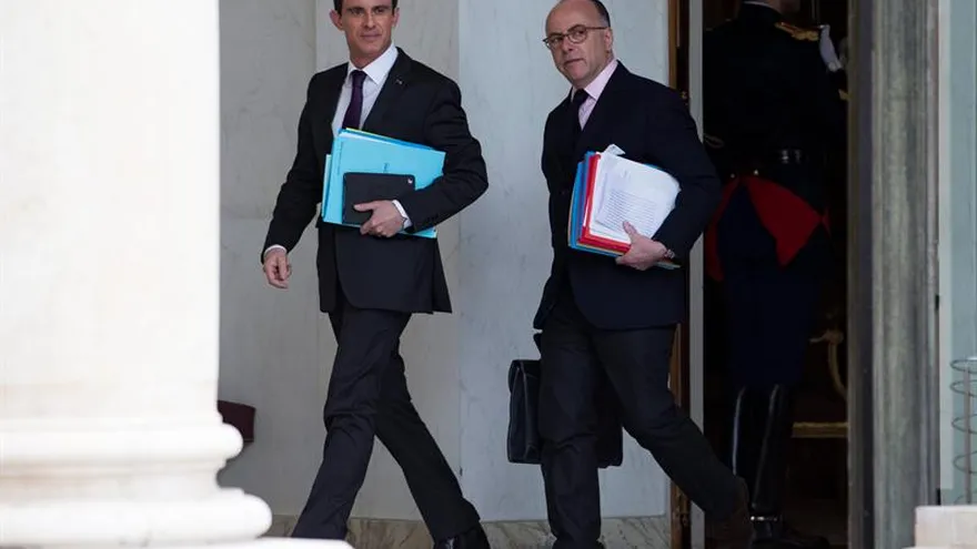 El primer ministro francés, Manuel Valls (i), y el ministro del Interior, Bernard Cazeneuve, son fotografiados tras participar en la reunión semanal del gabinete.