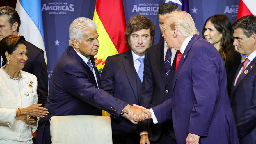 Presidente Mulino le estrecha la mano a Donald Trump, mandatario de EEUU.