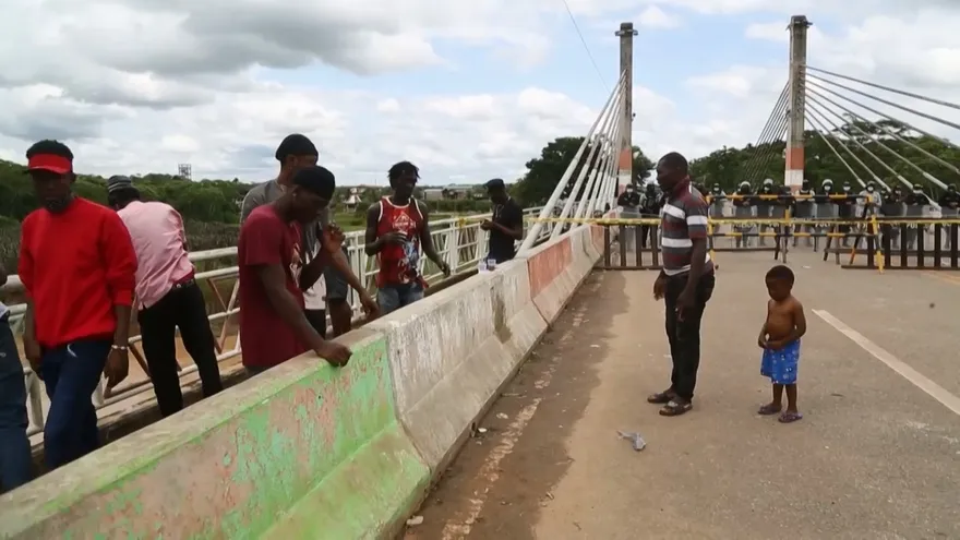 Cientos de migrantes haitianos llevan una semana varados en frontera Brasil-Perú
