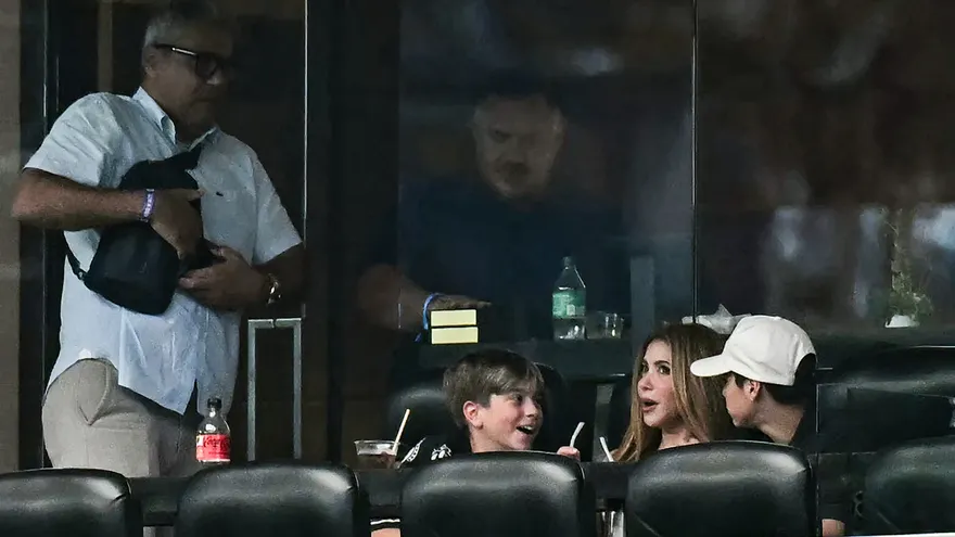 La cantante colombiana Shakira asiste al partido de fútbol del Grupo J de la Copa Mundial 2026 entre Argentina y Austria en el Estadio de Dallas, en Arlington, el 22 de junio de 2026.