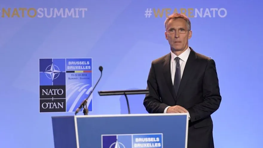El secretario general de la OTAN, Jens Stoltenberg, ofrece una rueda de prensa durante la segunda jornada de la cumbre de jefes de estado de la OTAN en Bruselas (Bélgica) hoy, 12 de julio de 2018.