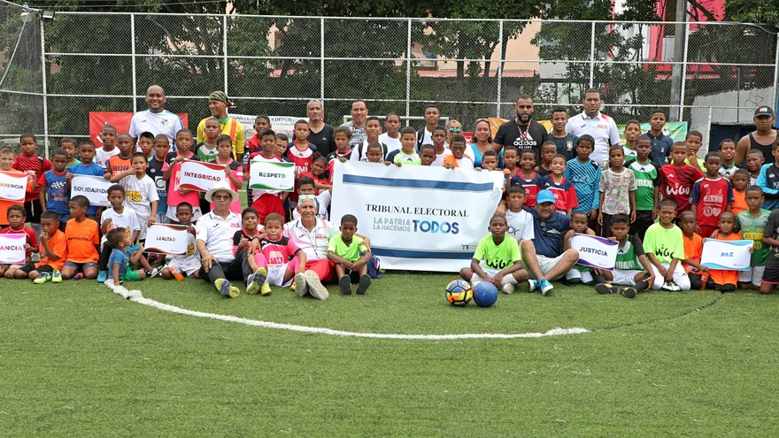 Dándole la espalda a la violencia a través del fútbol