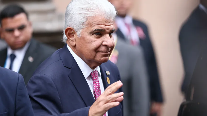 El presidente de Panamá José Raúl Mulino llega a la toma de posesión de Keiko Fujimori