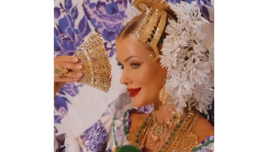 Victoria Kjær,  Miss Universo 2024, luce una hermosa pollera panameña