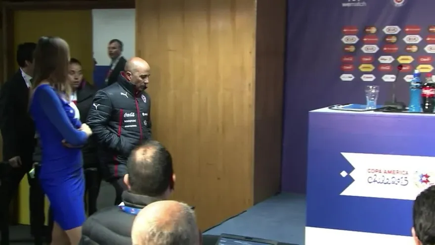 Técnico chileno se queja por goles anulados ante México