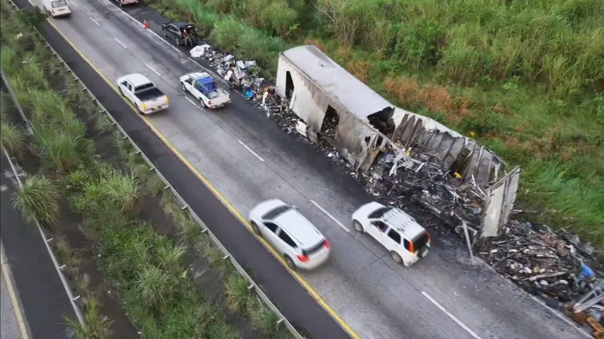 Imágenes del camión incendiado.