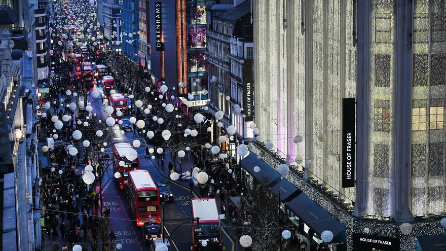 Numerosas personas circulan por la Oxford Street para realizar sus compras navideñas en Londres, Reino Unido, estas Navidades