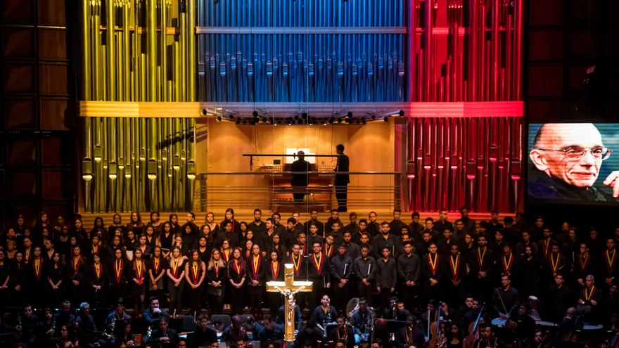 Músicos tocan durante el velorio de Jose Antonio Abreu hoy, domingo 25 de marzo del 2018, en Caracas (Venezuela)