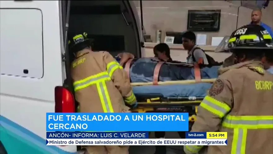 Bomberos auxilian a trabajador accidentado en un hotel