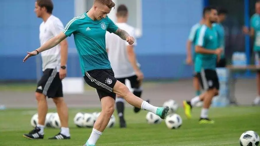 Reus, tocado en un pie, no participa en entrenamiento de Alemania