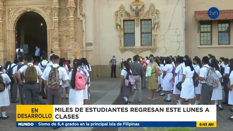 Miles de estudiantes vuelven a la Normal de Santiago