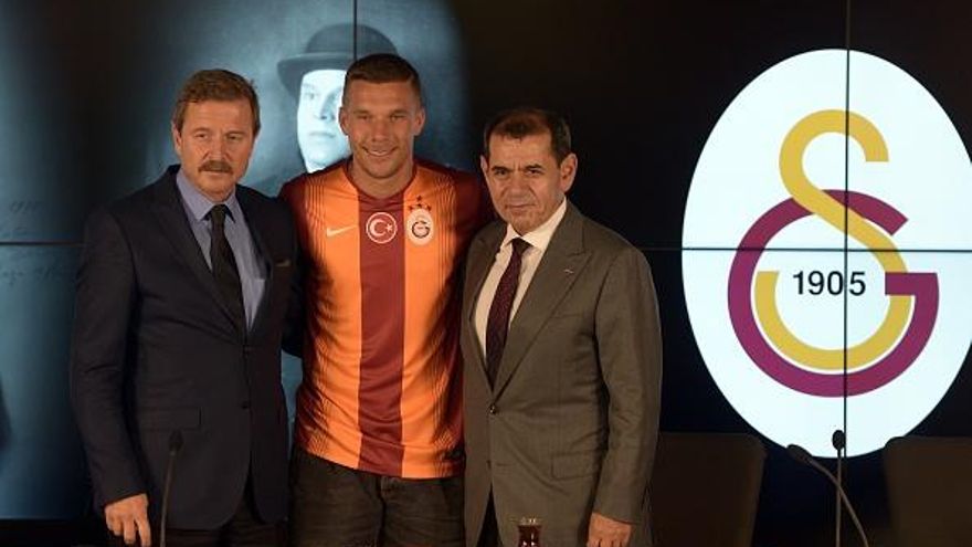 Lukas Podolski firma por el Galatasaray turco