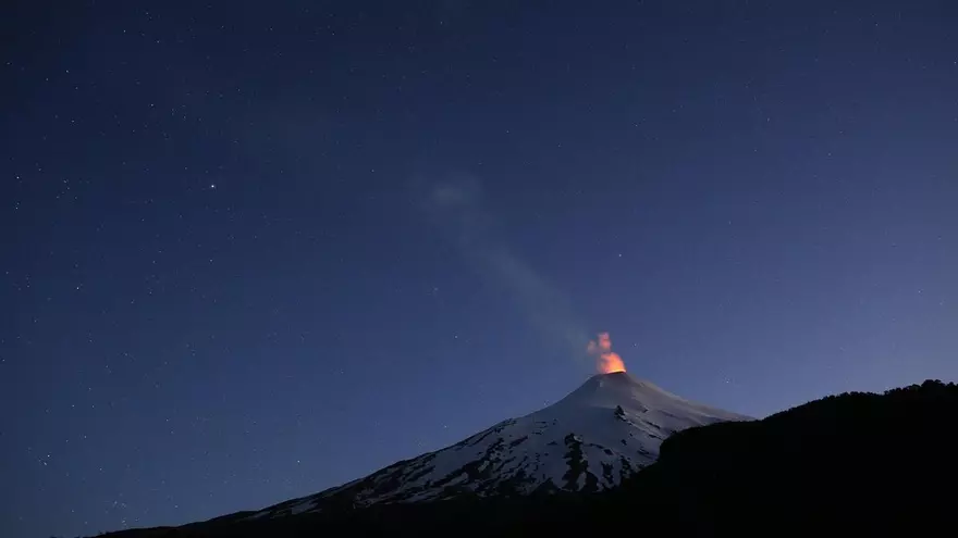 Fotografía tomada desde el Parque Nacional Villarrica que muestra un pulso eruptivo del Volcán Villarrica