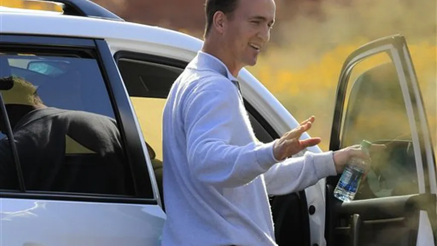 Titans se reúnen con Manning