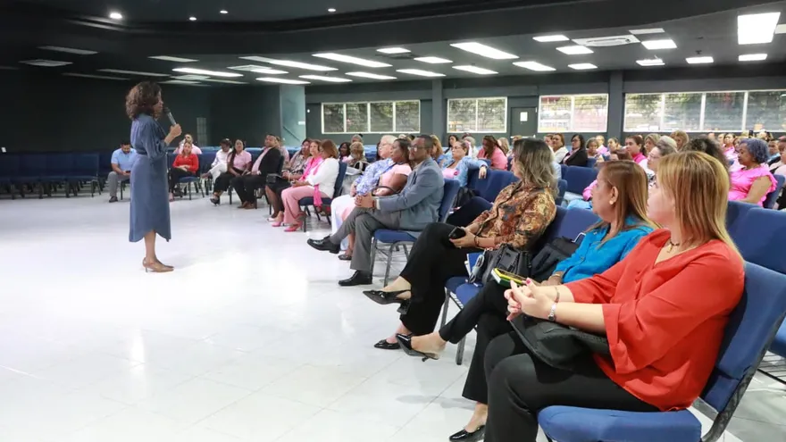 Fotografía grupal de los directores y autoridades del Meduca en el salón de reuniones