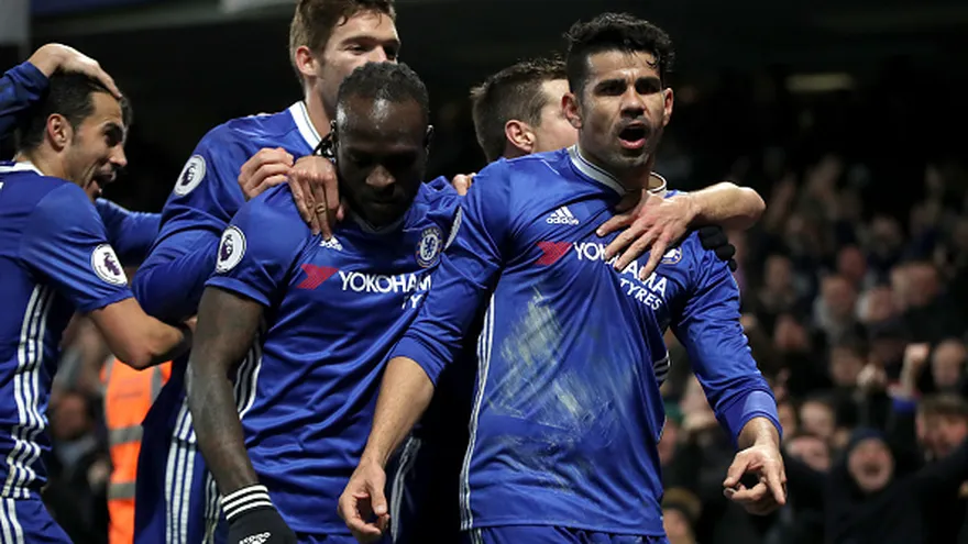 Diego Costa celebra junto a sus compañeros del Chelsea
