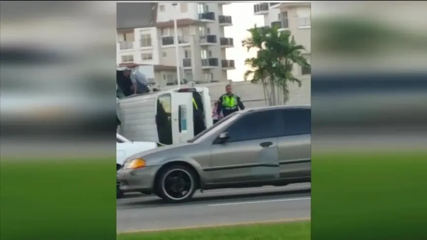 Bus se vuelca en el Corredor Sur