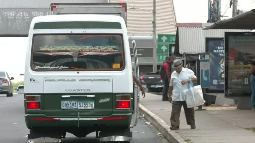 Transportistas  acuerdan mantener tarifa del pasaje mientras continúan negociaciones