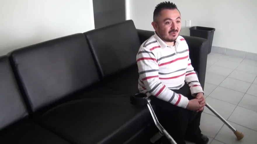 Alejandro Mejía, el mexicano con huesos de cristal que lucha el día a día