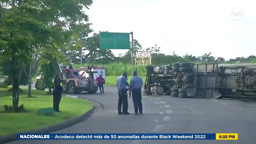 Camión Cisterna se vuelca en la vía de Cuatro Altos en Colón