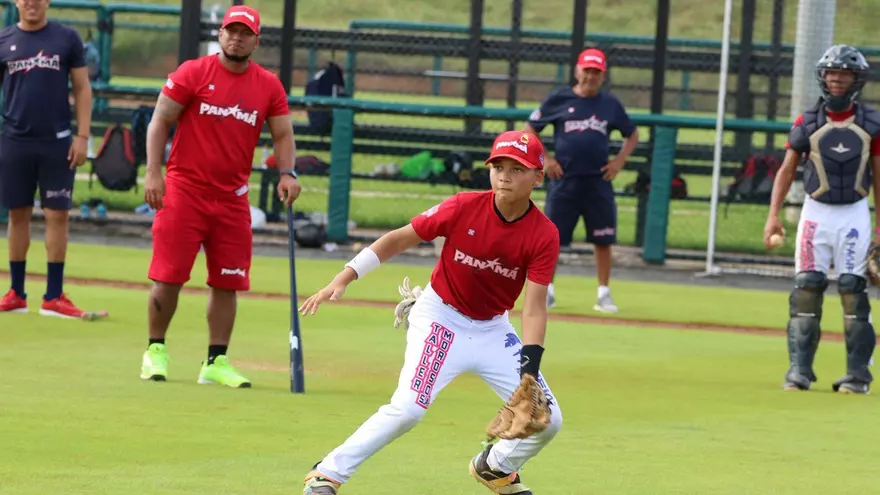 Pelotero de la Preselección U12 de Panamá durante los entrenamientos en la Academia Mariano Rivera