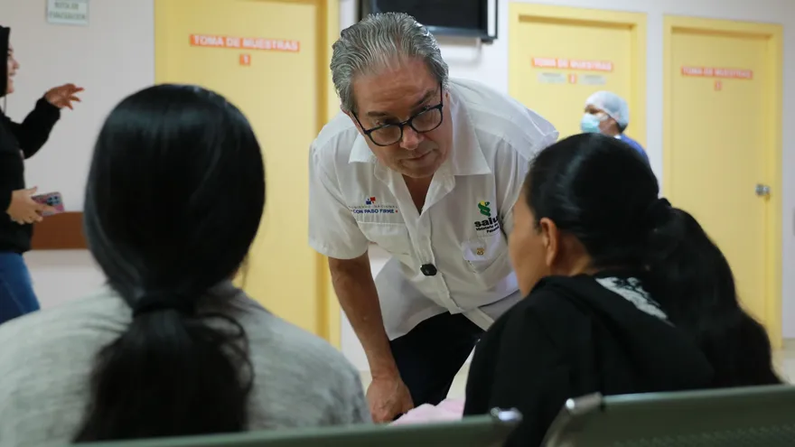 Ministro de Salud, Fernando Boyd Galindo conversó con los pacientes durante el recorrido que realizó en el Hospital Nicolás A. Solano