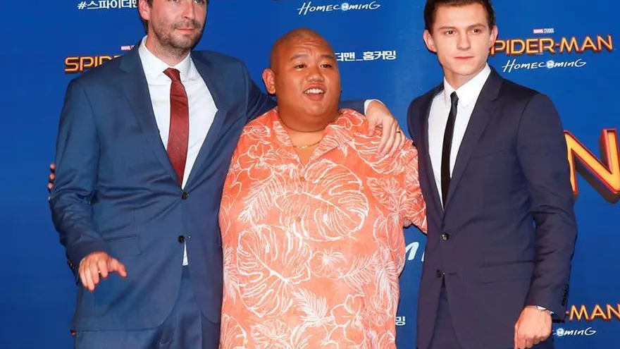 El director estadounidense Jon Watts (izq), el actor estadounidense Jacob Batalon (c) y el actor británico Tom Holland (d), posan durante el estreno de 'Spider-Man: Homecoming' en el teatro Yeongdeungpo Time Square CGV de Seúl, Corea del Sur, el 2 de julio de 2017.
