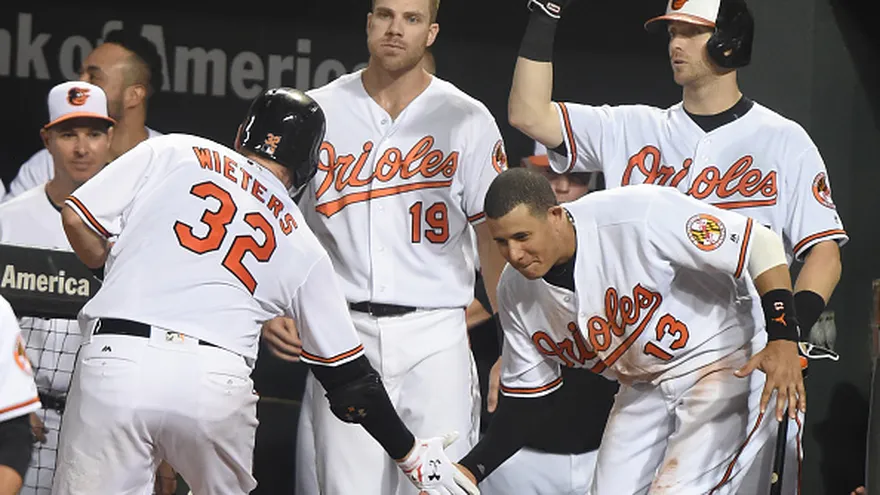 Matt Wieters (32) recibe las felicitaciones de Manny Machado (13)