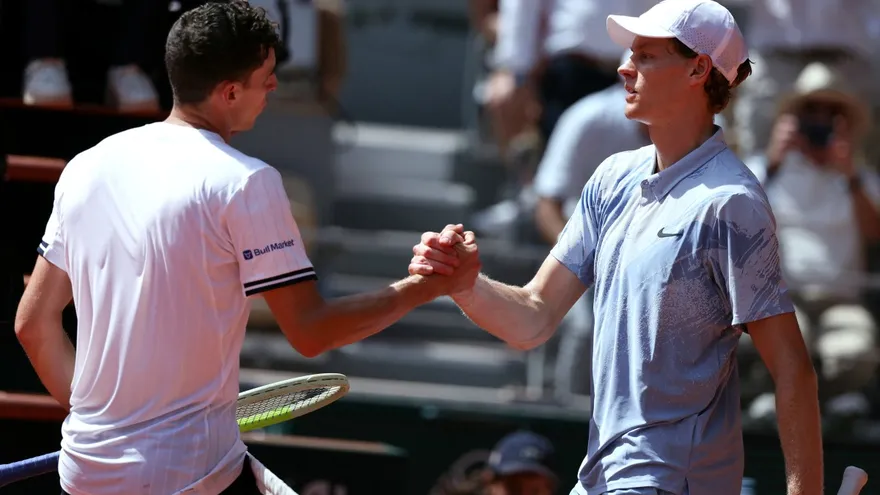 Juan Manuel Cerúndolo (i) y Jannik Sinner (d) se saludan tras finalizar su partido en el Roland Garros 2026