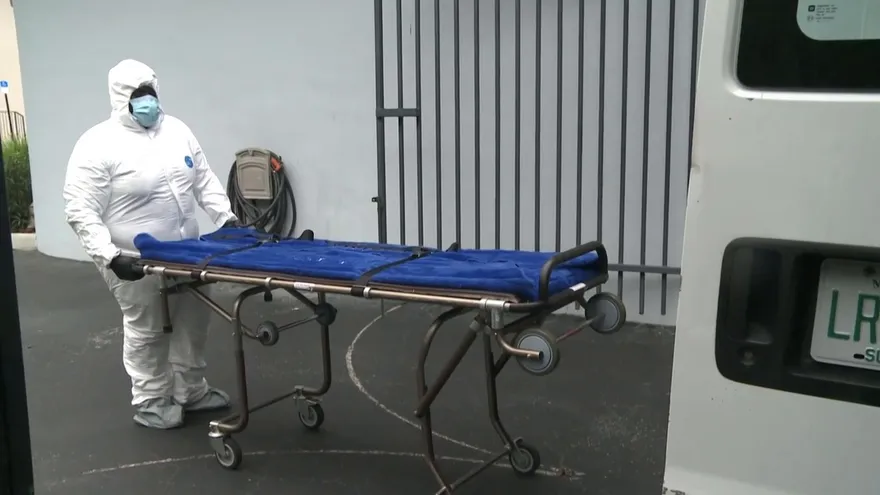 La vida de un trabajador funerario en Florida reducida a lidiar con muertos de covid